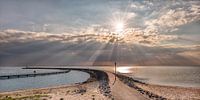 De pier van Stavoren met zonnestralen boven het IJsselmeer