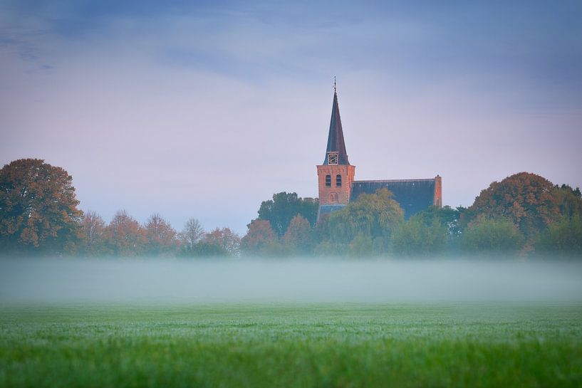 Paysage néerlandais pendant un lever de soleil brumeux par Original Mostert Photography