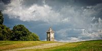 Monument op een heuvel met dreigende lucht