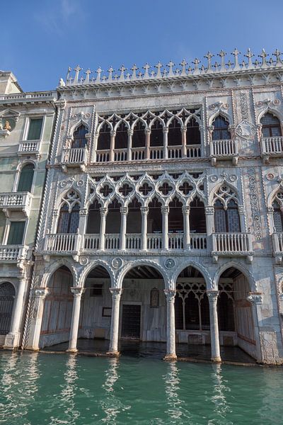 Alte Gebäude am Kanal im alten Zentrum von Venedig, Italien von Joost Adriaanse