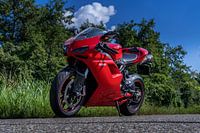 Ducati unter blauem Himmel