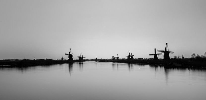 Silhouette in schwarz-weiß der Windmühlen von Kinderdijk von Patrick Verhoef