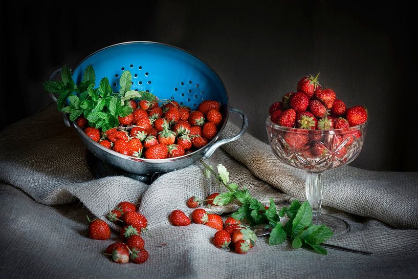 Keuken stilleven - Aardbeien in blauwe vergiet op jute doek. van Marianne van der Zee