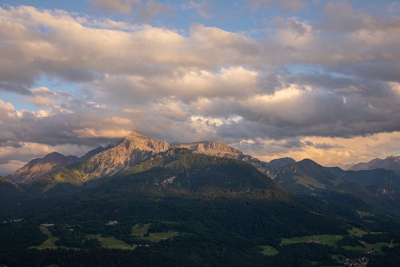 Vue dramatique de la Kneifelspitze sur le Hoher Göll et le Kehlsteinhaus au coucher du soleil. par Jiri Viehmann