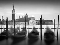 Gondoles vénitiennes surplombant l'église de San Giorgio Maggiore