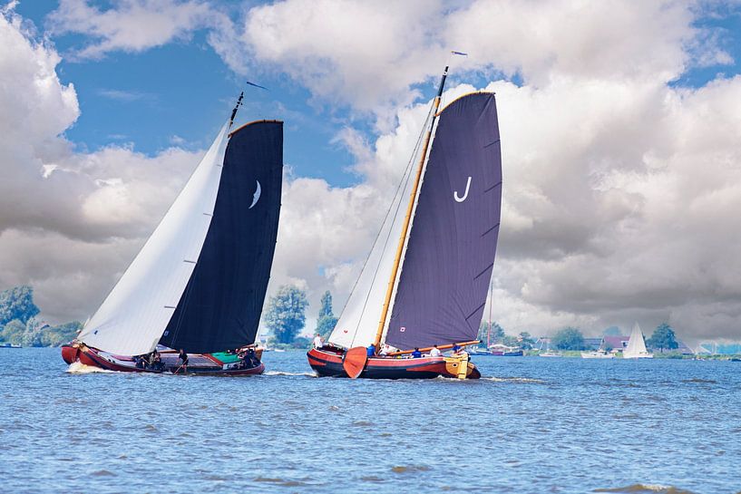 Skutsjezeilwedstrijden op de Friese Meren 2023 von Brian Morgan