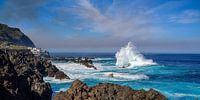 Vagues déferlantes à Porto Moniz à Madère.