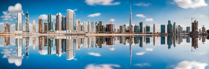 Panorama de Dubaï Business Bay avec réflexion par Jean Claude Castor