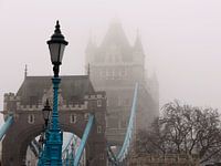 Tower Bridge (London) in einer Nebelbank