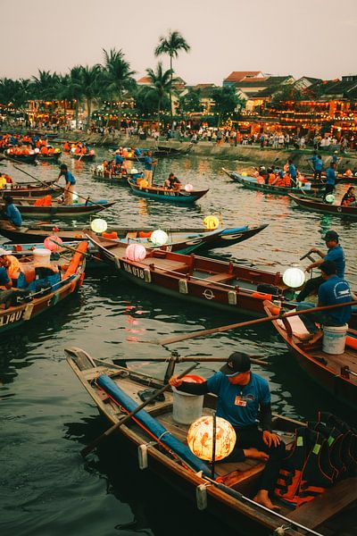 Farben des Lebens: Bootsverkehr und Laternen in Vietnam von NZME Photography