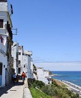 Eine Straße mit Meerblick in Tanger, Marokko