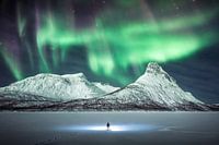 "Dark Star" - Figure dans un paysage arctique épique sous les aurores boréales.