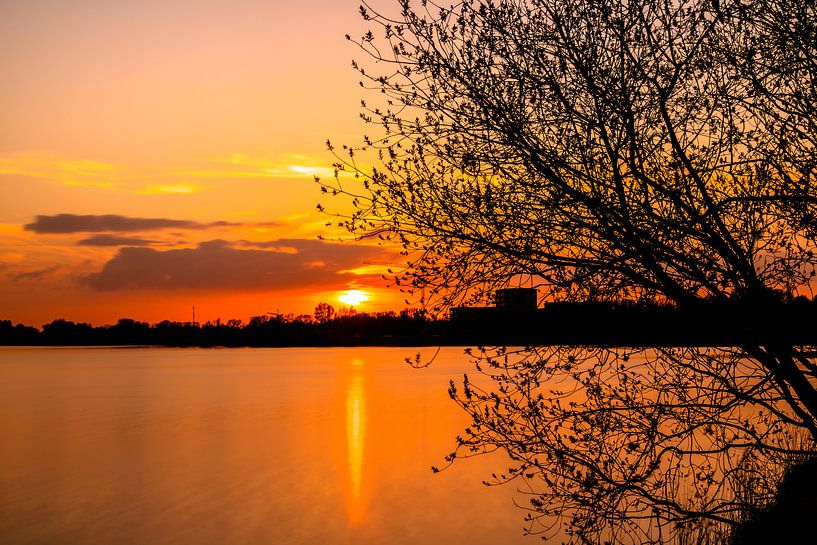 Galgenweel bij zonsondergang. van Christel Stevens