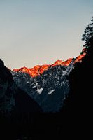 Le soleil se couche entre les montagnes de Suisse (l)