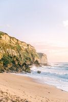 Soleil, mer et vagues sur la plage portugaise aux couleurs pastel