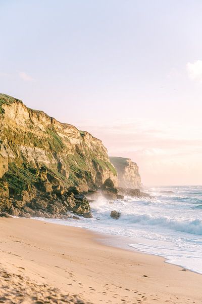 Soleil, mer et vagues sur la plage portugaise aux couleurs pastel par Marit Hilarius