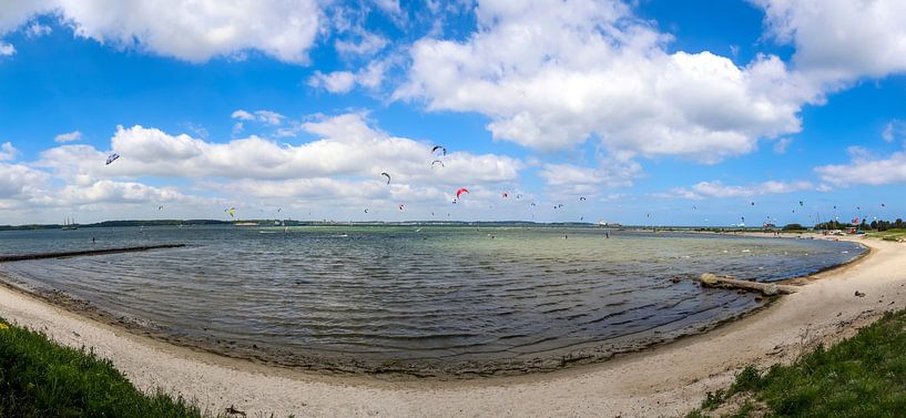 De nombreux kitesurfers à la plage ensoleillée de Laboe par MPfoto71