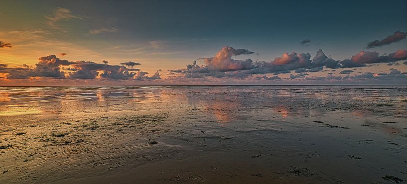 Wolken im Wattenmeer von peterheinspictures