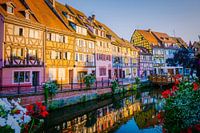 Colmar Frankreich am Abend, Klein-Venedig, Wasserkanal, und traditionelle Fachwerkhäuser