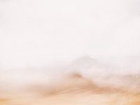 Golvende bergen in het minimalistische landschap