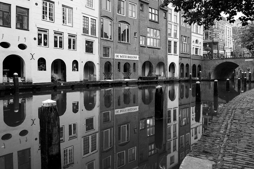 St. Maartensbrug, die Gracht und die weißen Ballons in Utrecht von Elles Rijsdijk