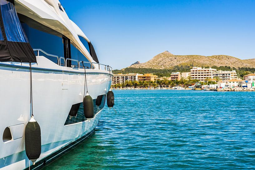 Yachthafen in der Bucht von Alcudia auf der Insel Mallorca, Spanien Mittelmeer von Alex Winter