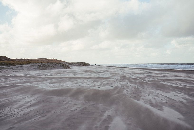 Sand am Strand von Vlieland - Fotodruck von Laurie Karine van Dam