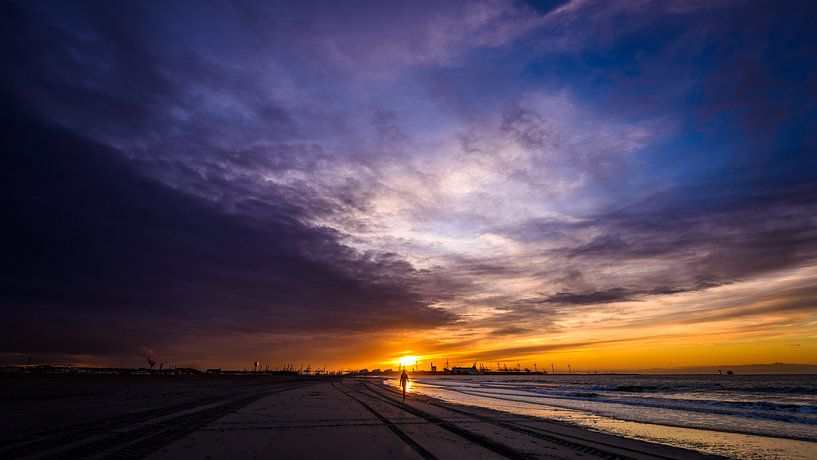 Randonneur au coucher du soleil par Mark de Bruin
