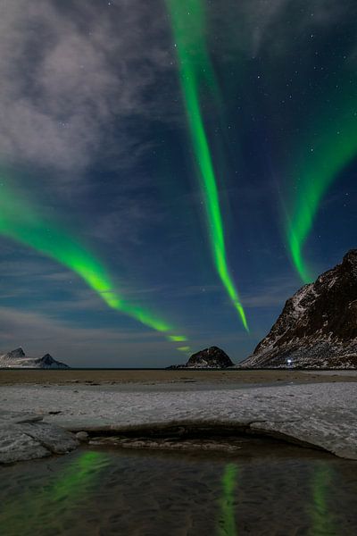 Spectaculaires aurores boréales vertes et fortes au-dessus de la célèbre plage de sable rond près de par Robert Ruidl