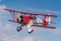 Avion classique rouge et blanc à deux étages en vue aérienne