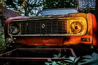 Renault 4 verlassen, verlassener Hof.