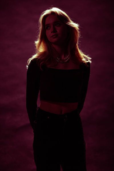 Silhouette d'une femme dans un environnement sombre par Kaylee Verschure