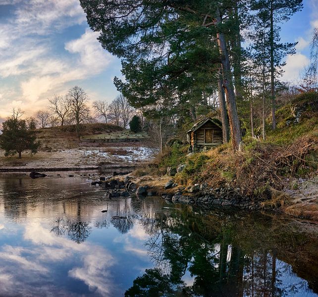 Cabane historique le long d'un fjord en hiver, Ålesund, Norvège par qtx