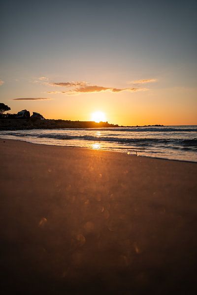 Sonnenaufgang am Strand an der Küste Sardiniens mit glitzerndem Meer von Leo Schindzielorz