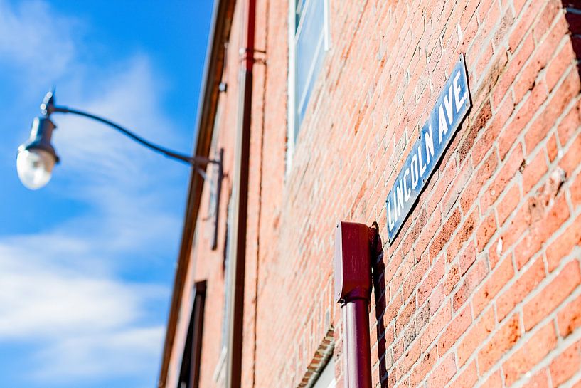 Industriefassade mit Laterne und Straßennamen in Boston, USA von Anouschka Rokebrand Photography LLC