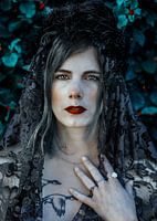 Hexenfrau mit Federkrone