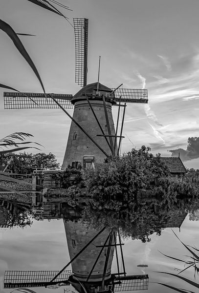 Moulin de Kinderdijk au coucher du soleil en noir et blanc par By Marjolein Design