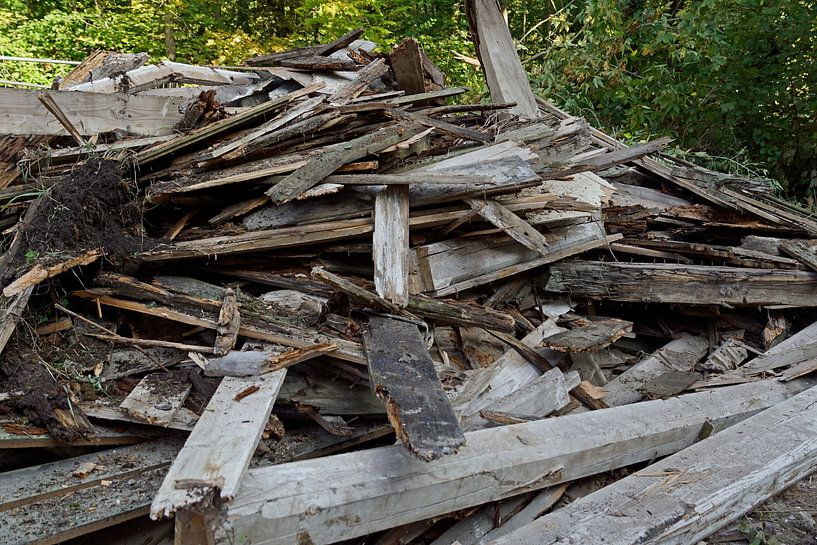 Holzbalken und Bretter auf der Baustelle nach dem Abriss eines Gebäudes von Babetts Bildergalerie