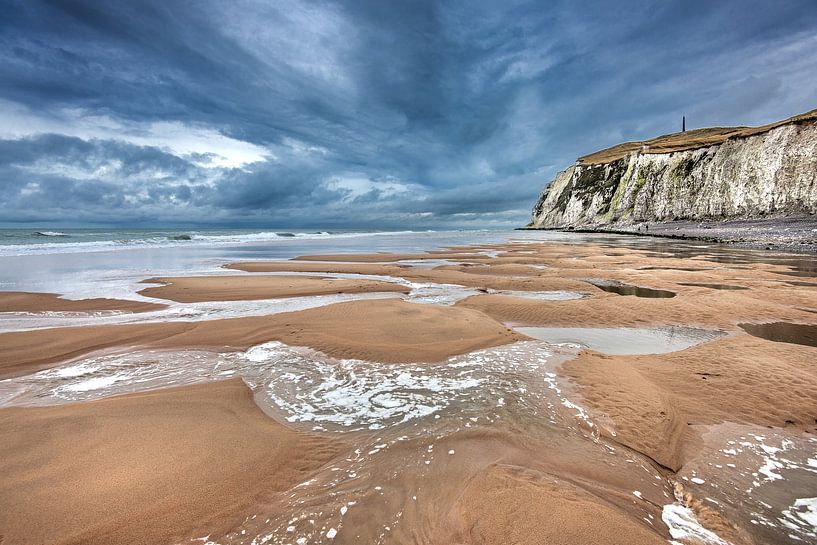 Die ozeanische Felsenküste Nordfrankreichs bei Le Nez Blanc von Harrie Muis