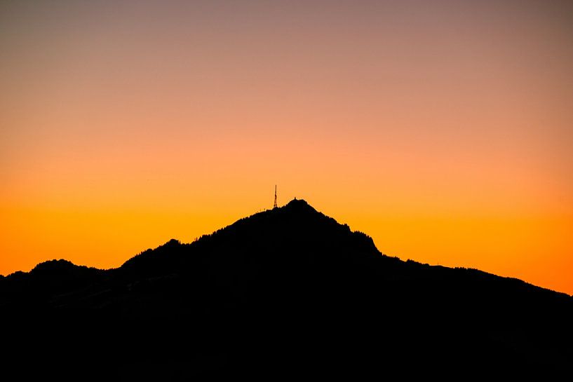 Grünten im Abendrot und seiner Bergsilhouette von Leo Schindzielorz