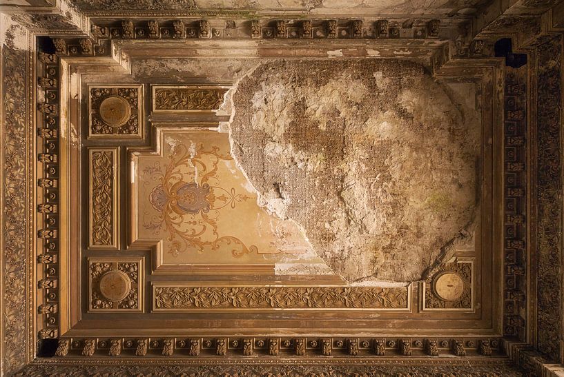 Plafond en décomposition. par Roman Robroek - Photos de bâtiments abandonnés