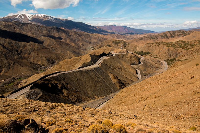 De weg door het Atlasgebergte by Hans de Waay