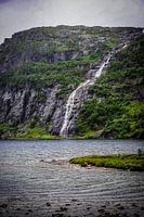 Chute d'eau à Hunnevatn : Beauté dramatique par temps de pluie