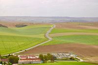 Autobahn über eine hügelige Landschaft