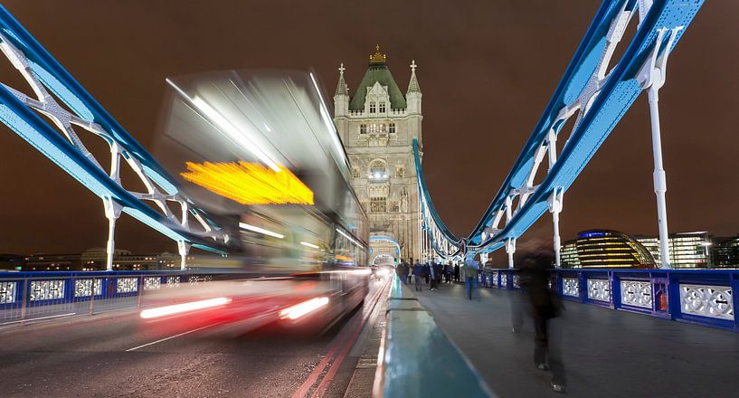 Autobus à impériale sur le Tower Bridge à Londres la nuit par Werner Dieterich