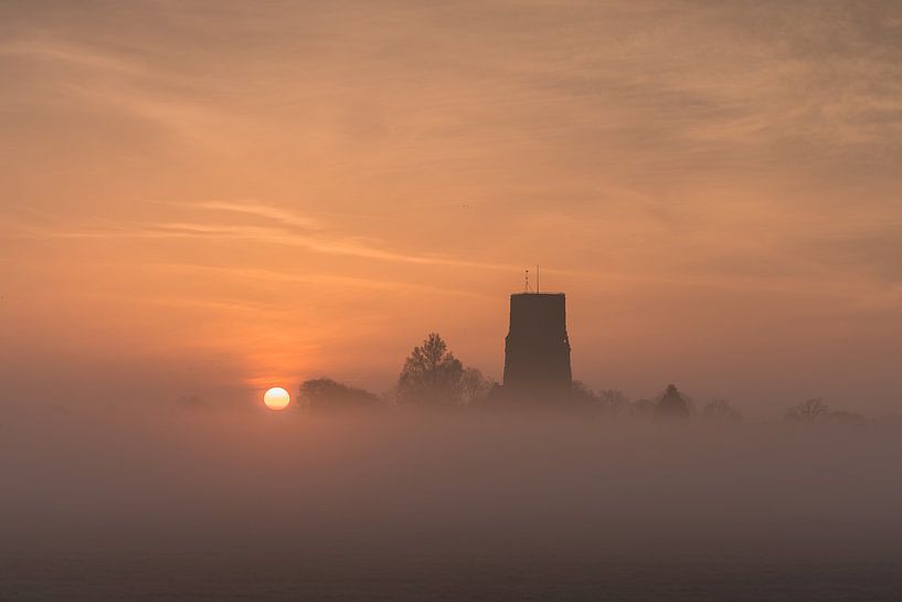Nebliger Sonnenaufgang am Turm von Ransdorp 1 von Jeroen de Jongh Fotografie