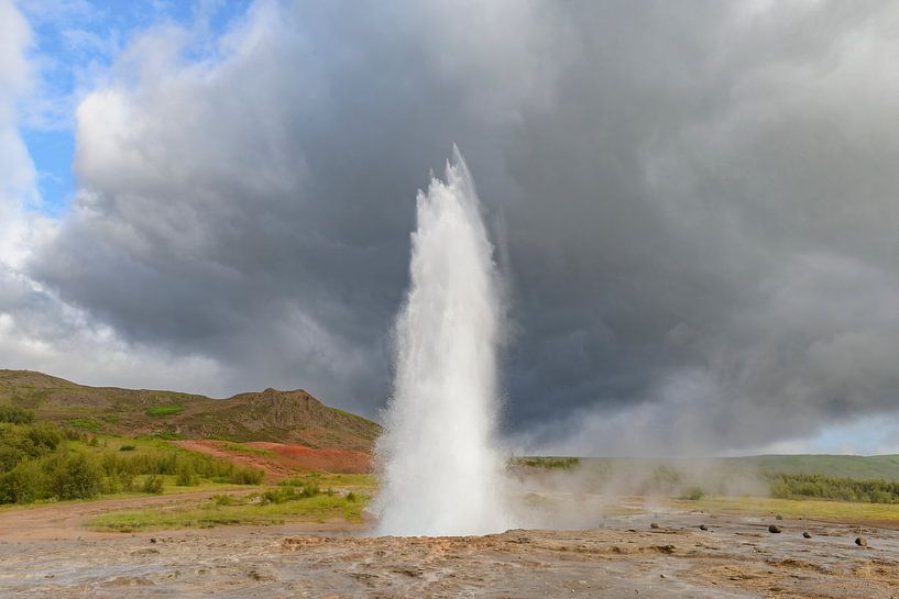 Geyser Strokkur dans la zone géothermique de Haukadalur en Islande. par Sjoerd van der Wal Photographie