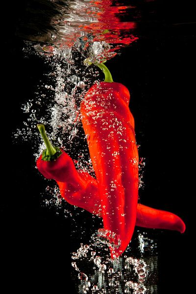 Rote Paprika unter Wasser von Huub Keulers