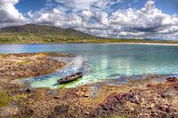 Ruderboot in der verlassenen Gurteen Bay an Irlands Westküste