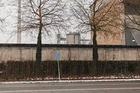 Verlassener Weg: Die Mauer und das Silo einer verfallenden Fabrik